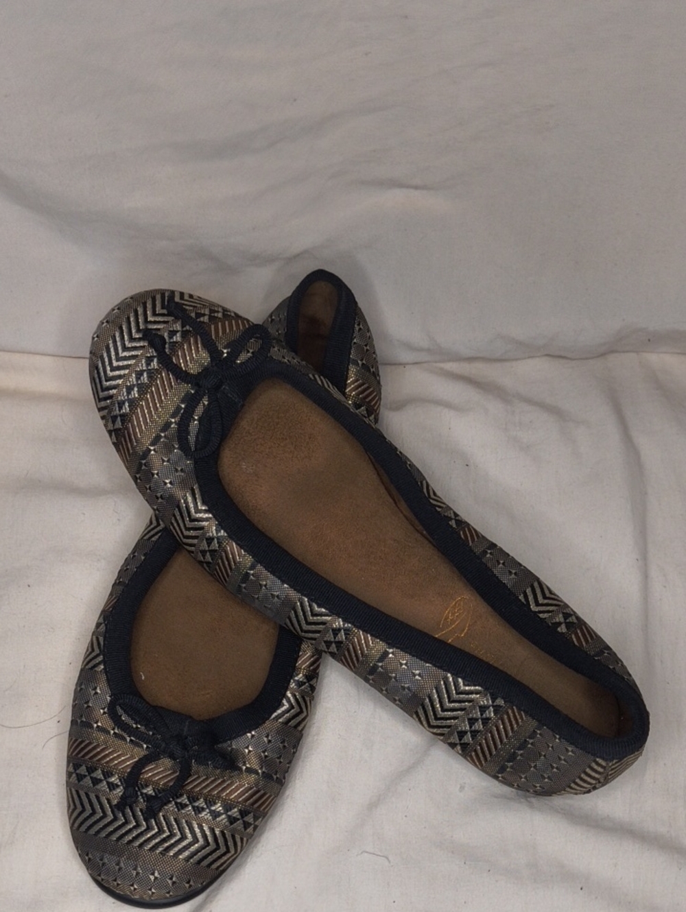 AEROSOLES Metallic Chevron Ballet Flats Black &Gold Beautiful Design Size 9.5 AE